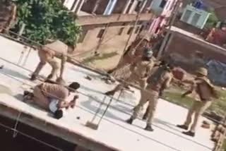 पुलिस ने पथरबाज युवकों पर बरसाई लाठियां