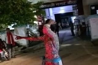 पोलीस स्टेशन बाहेर मद्यधुंद तरुणीचा गोंधळ