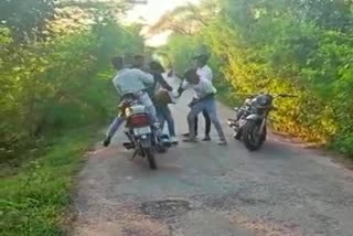 viral-video-of-youth-beating-in-pratapgarh