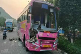 Baroda women s cricket team bus met with an accident in Visakhapatnam