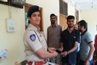 Police return 115 recovered mobile to mobile owner