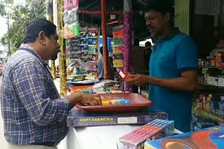 fireworks market  trivandrum  celebrate diwali  diwali  തിരുവനന്തപുരം  ദീപാവലി  പടക്ക വിപണി  പടക്കങ്ങളുടെ വില  deepawali  diwali