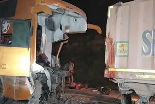 workers died in horrific accident  horrific accident at Madhya Pradesh  travelers injurer in Madhya Pradesh accident  ಮಧ್ಯರಾತ್ರಿ ಭೀಕರ ರಸ್ತೆ ಅಪಘಾತ  ಪ್ರಯಾಣಿಕರಿಗೆ ಗಂಭೀರ ಗಾಯ  ಮಧ್ಯಪ್ರದೇಶದಲ್ಲಿ ಭೀಕರ ರಸ್ತೆ ದುರಂತ  ಬಸ್ ಮತ್ತು ಟ್ರಕ್‌ ಮಧ್ಯೆ ಡಿಕ್ಕಿ  ಕಾರ್ಮಿಕರು ಮೃತಪಟ್ಟಿರುವುದು ವರದಿ  ಹೃದಯ ವಿದ್ರಾವಕ ರಸ್ತೆ ಅಪಘಾತ  ಮಂದಿ ಪ್ರಯಾಣಿಕರು ಗಾಯ  ಅಪಘಾತದ ಬಗ್ಗೆ ಪೊಲೀಸರಿಗೆ ಮಾಹಿತಿ  ಪೊಲೀಸರು ಸ್ಥಳಕ್ಕೆ ಧಾವಿಸಿ ಪರಿಹಾರ ಕಾರ್ಯ