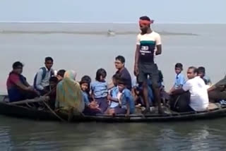 उफनती नदी में नाव के सहारे विद्यालय जाते हैं छात्र