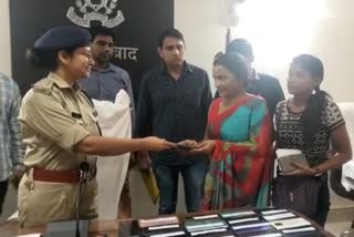 ghaziabad police returned lost mobile to people