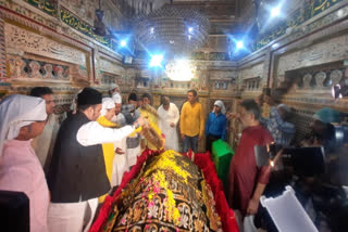 RSS leader Indresh Kumar lights 'diyas' at Nizamuddin Dargah