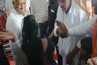 Minister slaps Woman  Minister  Karnataka Minister  V Somanna  Minister V Somanna Slaps Woman video goes viral  മര്‍ദനത്തിനിരയായ സ്‌ത്രീ  പട്ടയ വിതരണ വേദി  മന്ത്രി  കര്‍ണാടക  ചാമരാജനഗര്‍  സ്‌ത്രീയുടെ മുഖത്തടിച്ച് മന്ത്രി  കെമ്പമ്മ