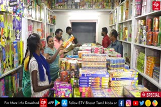 களைகட்டும் தீபாவளி: மயில் தோகை விரித்து ஆடும் புதுபுது டிசைன்களில் மவுசு குறையாத சிவகாசி பட்டாசு..