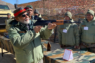 PM Modi celebrates Diwali in Kargil,Diwali celebrate 2022,Narendra Modi celebrated Diwali with soldiers,ಸೈನಿಕರೊಂದಿಗೆ ದೀಪಾವಳಿ ಆಚರಿಸಿದ ಮೋದಿ,ಕಾರ್ಗಿಲ್​ನಲ್ಲಿ ದೀಪಾವಳಿ ಆಚರಿಸಿದ ಮೋದಿ,ದೀಪಾವಳಿ ಹಬ್ಬದ ಶುಭಾಶಯ ಕೋರಿದ ಪ್ರಧಾನಿ ಮೋದಿ,ಯೋಧರೊಂದಿಗೆ ದೀಪಾವಳಿ ಆಚರಿಸಿದ ಪ್ರಧಾನಿ