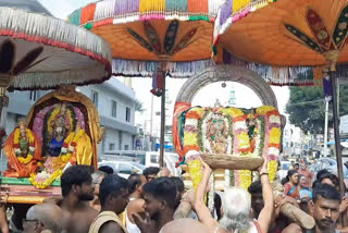 ஏகாம்பரநாதர், காமாட்சியம்பாள் உற்சவர்கள் ஒரு சேர திருவீதி உலா