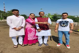 CM Shivraj planted saplings with family