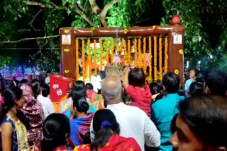 Crowd of devotees gathered in Kali temple