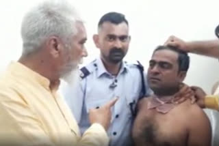 Watch: Maha Minister Dada Bhuse catches robber red-handed