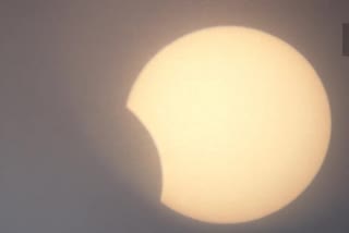 partial solar eclipse  solar eclipse visible from most parts of india  solar eclipse in india  solar eclipse this year  solar eclipse indian timing  latest news in newdelhi  latest news today  ആദ്യ ഭാഗിക സൂര്യഗ്രഹണം  സൂര്യഗ്രഹണം  അറിയാം ഇന്ത്യയില്‍ ദൃശ്യമാകുന്ന സമയം  ഇന്ന് ഭാഗിക സൂര്യഗ്രഹണം ദൃശ്യമാകും  പൂര്‍ണ സൂര്യഗ്രഹണം  ന്യൂഡല്‍ഹി ഏറ്റവും പുതിയ വാര്‍ത്ത  ഇന്നത്തെ പ്രധാന വാര്‍ത്ത