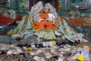 prasad of money distributed in kali mata temple amravati at night on diwali in Maharashtra