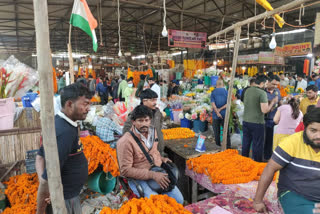 दिवाली के दिन फूल विक्रेताओं के चेहरे पर दिखी रौनक