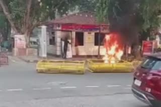 Zomato Delivery boy burn Police booth