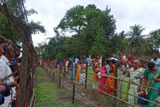 Indian Citizen meet with Bangladeshi Relatives at Kuchlibari Border of Cooch Behar after Kali Puja 2022