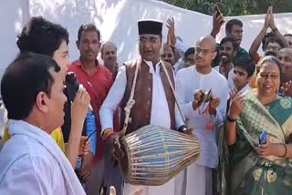 minister vishwas sarang playing mridang