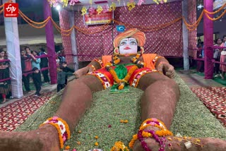 भगवान गोवर्धन की भव्य प्रतिमा.