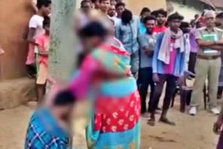 husband romance in Jharkhand  People Tied Couples To Electric Pole  woman revealed her husband romance  ವಿಧವೆಯೊಂದಿಗೆ ಗಂಡನ ಚೆಲ್ಲಾಟ  ಗಂಡನ ಚೆಲ್ಲಾಟ ಬಹಿರಂಗಗೊಳಿಸಿದ ಪತ್ನಿ  ಪ್ರೇಮಿಗಳನ್ನು ಕಂಬಕ್ಕೆ ಕಟ್ಟಿ ಥಳಿಸಿದ ಗ್ರಾಮಸ್ಥರು  ಗಂಡನ ರಾಸಲೀಲೆಯನ್ನು ಬಹಿರಂಗ  ವಿಧೆವೆಯೊಂದಿಗೆ ಆಕ್ಷೇಪಾರ್ಹ ಸ್ಥಿತಿಯಲ್ಲಿದ್ದ ಗಂಡ  ಕುಂಧಿತ್ ಪೊಲೀಸ್ ಠಾಣೆ ವ್ಯಾಪ್ತಿ  ವಿಧವೆಯ ಮೇಲೆ ಪ್ರೇಮಾಕುಂರ  ಇಬ್ಬರೂ ಆಕ್ಷೇಪಾರ್ಹ ಸ್ಥಿತಿಯಲ್ಲಿ