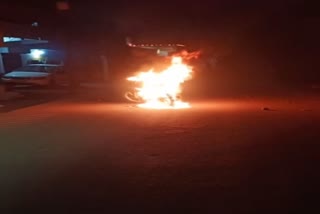scorpio-riding-youths-set-fire-to-bike-in-dhanbad