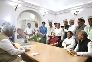 recent photos of CM Gehlot with Gandhi family