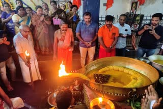 akhanda jyothi  panchmukeshwara swamy temple  panchmukeshwara swamy temple in salur  during the month of kartika  latest national news  latest news in andrapradesh  latest news today  പഞ്ചമുകേശ്വര സ്വാമി ക്ഷേത്രത്തിൽ  അഖണ്ഡദീപം  ക്ഷേത്രത്തിൽ അഖണ്ഡദീപം തെളിഞ്ഞു  ശ്രദ്ധേയമായി വിളക്കു പാത്രം  കാര്‍ത്തിക മാസത്തില്‍  ഭക്തര്‍ നേര്‍ച്ചയായി സമര്‍പ്പിക്കുന്ന എണ്ണ  ആന്ധ്രപ്രദേശ് ഏറ്റവും പുതിയ വാര്‍ത്ത  ഇന്നത്തെ പ്രധാന വാര്‍ത്ത