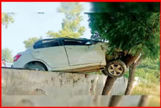 Car Was Uncontrollable while Saving The Rickshaw