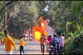 Horrific road accident in Dumka  Bus and tanker collide in Dumka  bus and tanker collide in dumka  ടാങ്കര്‍ ലോറി ബസുകളുമായി കൂട്ടിയിടിച്ചു  ടാങ്കര്‍ ലോറിയിടിച്ചത്  ദുംക  ദുംകയിലെ അപകടം  ടാങ്കര്‍ ലോറി പൊട്ടിത്തെറിക്കുന്ന ദൃശ്യങ്ങള്‍