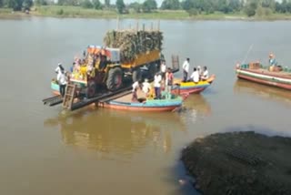 Sugarcane  Farmers  karnataka  transport  കരിമ്പ്  കര്‍ഷകര്‍  കടത്ത് വിദ്യ  ബാഗല്‍കോ  കര്‍ണാടക  ദ്വീപ്