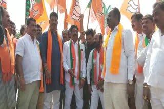 bjp leaders protest at lb nagar