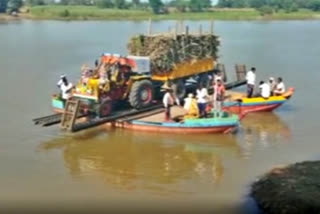 Farmers invent a unique way to transport sugarcane through the over flowing Krishna river