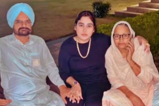 Afsana Khan meets with sidhu Moosewala parents