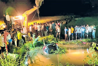 Four persons die as car falls into open well  car falls into open well in Telangana  Three people rescue by student  Four drowned due to speeding  ಬಾವಿಗೆ ಧುಮಕಿದ ಕಾರು  ಸಾಹಸಿ ವಿದ್ಯಾರ್ಥಿಗಳಿಂದ ಬದುಕುಳಿದ ಮೂರು ಜೀವಗಳು  ತಾಯಿ ಮಗ ಮತ್ತು ದಂಪತಿ ಸ್ಥಳದಲ್ಲಿ ಮೃತ  ಕಾರೊಂದು ಬಾವಿಗೆ ಬಿದ್ದ ಪರಿಣಾಮ ನಾಲ್ವರು ಮೃತ  ದರ್ಗಾ ದರ್ಶನ ಮಾಡಿ ಹಿಂದಿರುಗುತ್ತಿದ್ದ ವೇಳೆ ಅಪಘಾತ  ವಿದ್ಯಾರ್ಥಿಗಳ ಸಾಹಸದಿಂದ ಉಳಿದ ಮೂರು ಜೀವಗಳು  ಅಪಘಾತದಲ್ಲಿ ನಾಲ್ವರು ಸಾವು