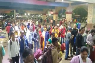 Crowd of passengers at Dhanbad railway station for Chhath Puja