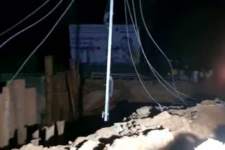 pathanapuram Kallumkadavu bridge  approach road collapsed  Approach road of Kallumkadavu bridge collapsed  pathanamthitta  ഗതാഗതം നിരോധിച്ചു  അപ്രോച്ച് റോഡ് തകർന്നു  കല്ലുംകടവ് പാലത്തിന്‍റെ അപ്രോച്ച് റോഡ് തകർന്നു  പത്തനാപുരം  pathanamthitta news  pathanamthitta local news  പത്തനംതിട്ട  മഞ്ചളളൂർ