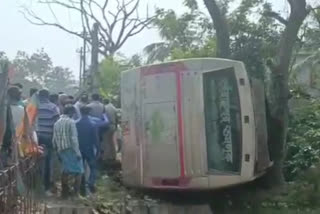 Bus turn over due to high speed in Daspur