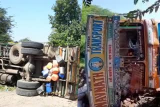 Truck overturned at Pandharpur