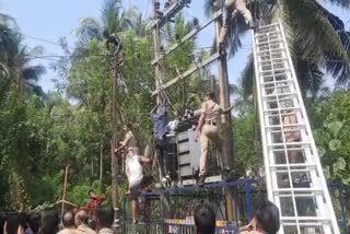 Kasaragod  Kanhangad  man climbs transformer  crowd followed a man made accusation  മാല മോഷണം  ട്രാൻസ്‌ഫോർമറില്‍  യുവാവ് രക്ഷപ്പെടാൻ കയറിയത്  യുവാവ്  രക്ഷാപ്രവർത്തകര്‍  കാസര്‍കോട്  കാഞ്ഞങ്ങാട്  നാട്ടുകാർ  കെഎസ്ഇബി  പൊലീസ്  മാനസികാസ്വസ്ഥത  ചന്ദേര