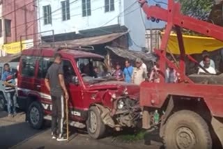 a-car-and-pickup-van-collided-head-on-at-nh-35-in-barasat