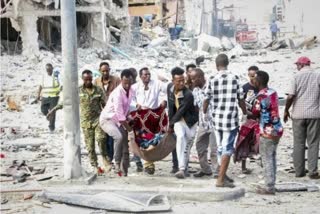 somalia attack at least 100 people killed  സൊമാലിയയിലെ ഇരട്ട സ്‌ഫോടനം  സൊമാലിയ  രണ്ട് കാർ ബോബാക്രമണം  ഹസൻ ഷെയ്‌ഖ് മുഹമ്മദ്  സൊമാലിയൻ ഭരണകൂടം  അന്തർദേശീയ വാർത്തകൾ  മലയാളം വാർത്തകൾ  സൊമാലിയൻ പ്രസിഡന്‍റ്  സൊമാലിയയുടെ തലസ്ഥാനത്ത് ആക്രമണം  international news  malayalam news  at least 100 killed in Saturday attack somalia  two car bombings at somalia  Hassan Sheikh Mohamud  somalia capital bombings  somalia attack