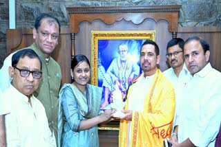 robert vadra on siridi sai baba temple