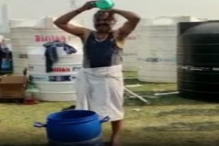 दिल्ली जल बोर्ड के अधिकारी ने यमुना के पानी से किया स्नान