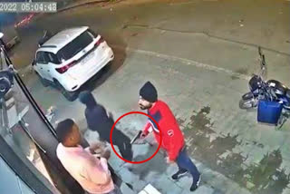 Three men rob Fortuner at gunpoint near Delhi Cantt