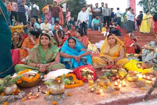 बड़ी संख्या में महादेव घाट पहुंचे श्रद्धालु