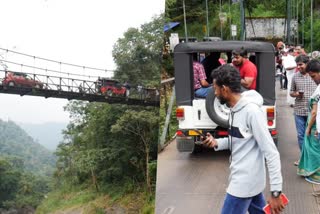 ponnmudy thookupalam  renovation work of ponnmudy  ponnmudy thookupalam is noy started yet  idukki thookupalam  latest news in idukki  latest news today  സഞ്ചാരികള്‍ക്ക് ആസ്വാദന കാഴ്‌ചയൊരുക്കി പൊന്‍മുടി  പുനര്‍നിര്‍മാണം എന്ന സര്‍ക്കാര്‍ വാഗ്‌ദാനം  വാഗ്‌ദാനം വൃഥാവില്‍  വിനോദ സഞ്ചാരികളുടെ ഇഷ്‌ടകേന്ദ്രമായ പൊന്മുടി  പന്നിയാര്‍ പുഴ  വാഹനങ്ങള്‍ കൂടി കയറുന്നത് അപകട ഭീഷണി  നൂറടിയോളം ഉയരത്തിലുള്ള തൂക്കുപാലത്തില്‍  ഇടുക്കി ഏറ്റവും പുതിയ വാര്‍ത്ത  ഇന്നത്തെ പ്രധാന വാര്‍ത്ത