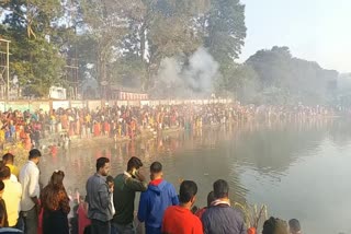 Youth helped devotees on Chhath Ghat in Ranchi