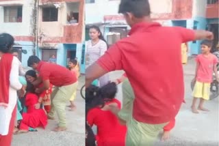 उन्नाव के सदर कोतवाली क्षेत्र में एक महिला की पिटाई का वीडियो वायरल