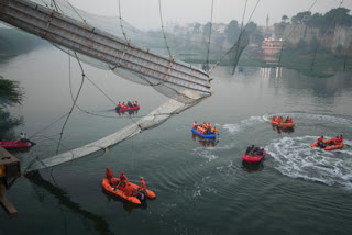 cable bridge collapses in gujarat,ಕೇಬಲ್ ಸೇತುವೆ ದುರಂತ,ಗುಜರಾತ್‌ನ ಮೋರ್ಬಿ ಸೇತುವೆ ಕುಸಿತ,ಗುಜರಾತ್‌ನ ಸೇತುವೆ ಕುಸಿತ,ಗುಜರಾತ್‌ನ ಸೇತುವೆ ದುರಂತ,Morbi cable bridge collapse,cable bridge collapse photos,Morbi suspension bridge collapse,ಮೋರ್ಬಿ ದುರಂತ 2022